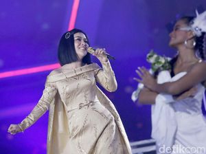 Syahrini Akui Bosan Selalu Tampil Cetar di Panggung