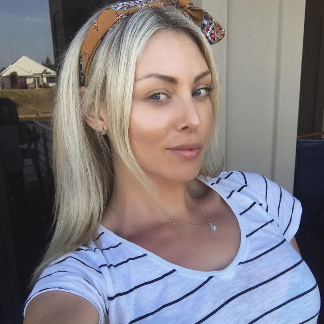 Emily dinyinyirin karena disebut sebagai pengeruk harta karena mau menikah dengan pria yang jauh lebih tua dan latar belakangnya yang dinilai buruk.  Foto: dok. Facebook, Instagram