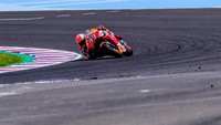 Marquez yang tangguh sejak sesi latihan bebas pertama lantas melesat meninggalkan para rivalnya dan nyaman memimpin balapan. (Foto: Rafael Marrodan/REUTERS)