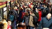 Penumpang beralih ke Commuter S-Bahn karena transportasi kota Berlin BVG (Berliner Verkehrsbetriebe) melakukan mogok massal. REUTERS/Fabrizio Bensch.