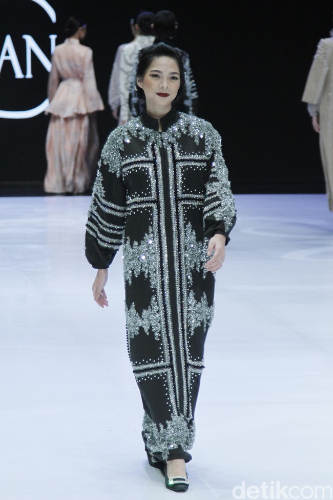 Dokter sekaligus musisi Mesty Ariotedjo Juanda juga terlihat menawan dalam baluatan busana Khanaan Shamlan. Busana klasik buatan Khanaan menonjolkan keanggunannya. Foto: Mohammad Abduh/Wolipop