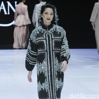 Dokter sekaligus musisi Mesty Ariotedjo Juanda juga terlihat menawan dalam baluatan busana Khanaan Shamlan. Busana klasik buatan Khanaan menonjolkan keanggunannya. Foto: Mohammad Abduh/Wolipop