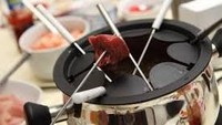 Fondue mendapatkan popularitasnya di tahun 1960-an. Supaya memiliki cita rasa lain, maka fondue kini telah ada dengan varian rasa coklat. Foto: Istimewa