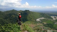 Bagi pemula, jalur di Gunung Bayangkaki ini agak berat. Sebabnya, harus melewati sekitar 5 tanjakan yang panjang dan tinggi sebelum sampai ke puncak. (Charolin Pebrianti/detikcom)