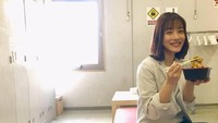 Yummy! Makan siang dengan menu semangkuk nasi dan tempura. Satomi memamerkan menu makannya sambil tersenyum ke arah kamera. Foto: instagram @satomiishihara