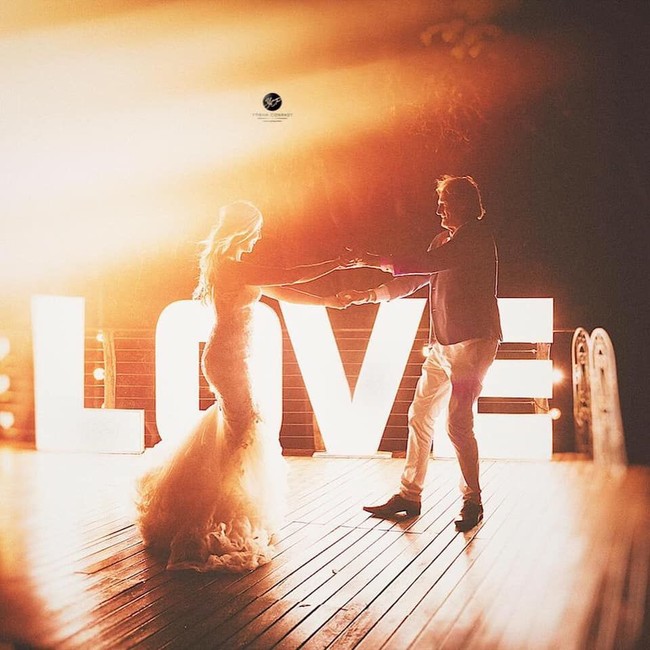 Emily menikahi Steve Zielinski, pengusaha asal Perth, Australia yang disebut raja cabul karena dulunya ia memiliki restoran dengan pelayan tanpa busana hingga pemilik agensi penyedia hiburan khusus dewasa. Steve pernah jadi kontroversi ketika mencalonkan diri jadi senat. Namun gagal karena koran lokal di sana mengungkap latar belakangnya yang cabul. Foto: dok. Facebook