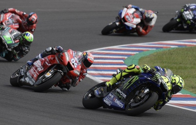 Valentino Rossi di depan Dovizioso. Foto: Juan MABROMATA / AFP Valentino Rossi di depan Dovizioso. Foto: Juan MABROMATA / AFP