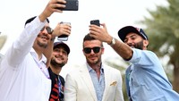 Kehadiran Beckham di ajang balapan itu tentunya menjadi kesempatan banyak penggemarnya untuk mengabadikan momen bersama sang legenda sepakbola Inggris tersebut. Clive Mason/Getty Images.