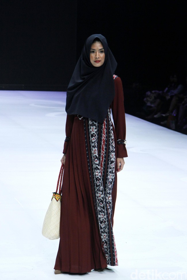 Fashion show enam desainer Indonesia yang berkolaborasi dengan Wardah, mengangkat keindahan Borneo atau Kalimantan di panggung Indonesia Fashion Week 2019, Jakarta Convention Center, Senayan, Jakarta, Sabtu, [30/03/2019]. Foto: Mohammad Abduh/Wolipop