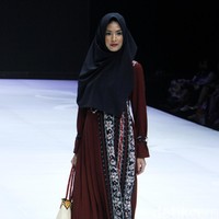 Fashion show enam desainer Indonesia yang berkolaborasi dengan Wardah, mengangkat keindahan Borneo atau Kalimantan di panggung Indonesia Fashion Week 2019, Jakarta Convention Center, Senayan, Jakarta, Sabtu, [30/03/2019]. Foto: Mohammad Abduh/Wolipop