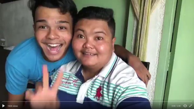 Satpam biasanya merupakan pekerjaan yang didominasi oleh pria. Meskipun begitu, tak sedikit juga wanita yang memilih profesi sebagai satpam. Seperti dilakukan oleh wanita asal Malaysia ini yang bekerja sebagai pelatih satpam. Kerap tampil tomboy, ia pun jadi viral setelah di-makeover. Foto: dok. Screenshot Twitter