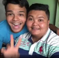 Satpam biasanya merupakan pekerjaan yang didominasi oleh pria. Meskipun begitu, tak sedikit juga wanita yang memilih profesi sebagai satpam. Seperti dilakukan oleh wanita asal Malaysia ini yang bekerja sebagai pelatih satpam. Kerap tampil tomboy, ia pun jadi viral setelah di-makeover. Foto: dok. Screenshot Twitter