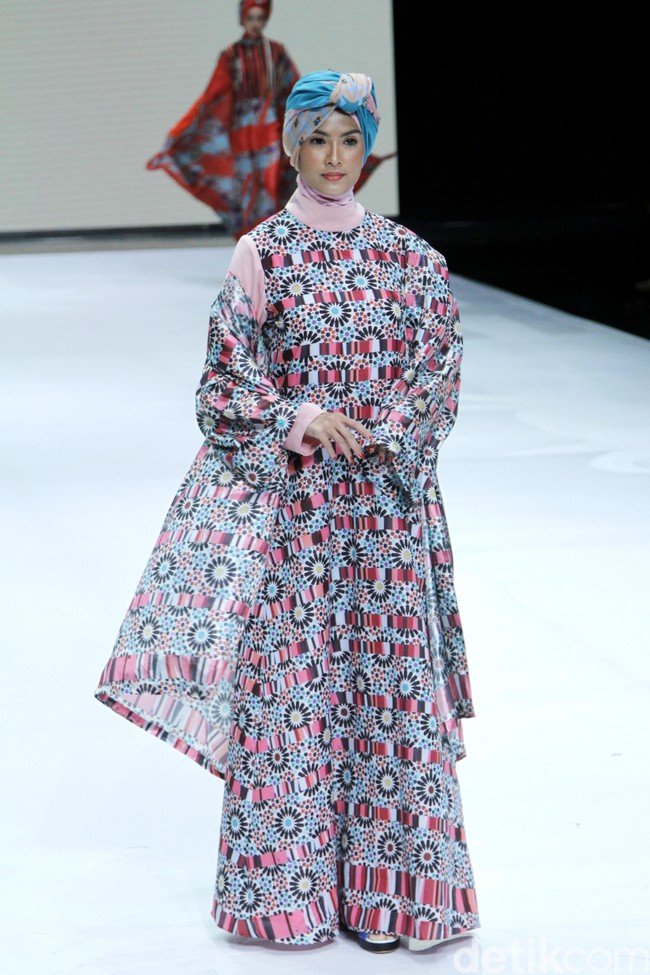 Fashion show busana muslim Shafira ini mengangkat tema bertajuk World Wonderer di Indonesia Fashion Week 2019, Jakarta Convention Center, Senayan, Jakarta. Jumat, [29/03/2019]. Foto: Mohammad Abduh/Wolipop