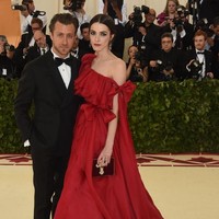 Meski ia sering tampil dengan gaun-gaun indah, namun wanita yang menikahi sutradara Italia Francesco Carrozzini mengaku tidak tertarik dengan fashion.  Foto: Getty Images