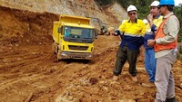 Hadir dalam acara tersebut Technical Trainer PT Tata Motors Distribusi Indonesia (TMDI) Arif Budiman sedang menjelaskan info teknis kendaraan truck Tata Prima kepada Direktur Esfandi dan Site Manager PT Sumber Daya Arindo (SDA) Anhar di Monoropo, Halmahera, Maluku Utara, Sabtu (30/3). Foto: dok. Antam