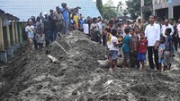 Momen Jokowi saat sambangi lokasi banjir bandang Sentani, Senin (1/4/2019). ANTARA FOTO/Akbar Nugroho Gumay.