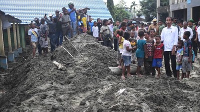 Momen Jokowi Sambangi Korban Banjir Bandang Sentani