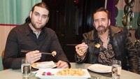 Penggemar hidangan khas Asia, Nicolas mampir ke salah satu restoran Chinese Food terkenal untuk makan malam di sana. Foto: Istimewa