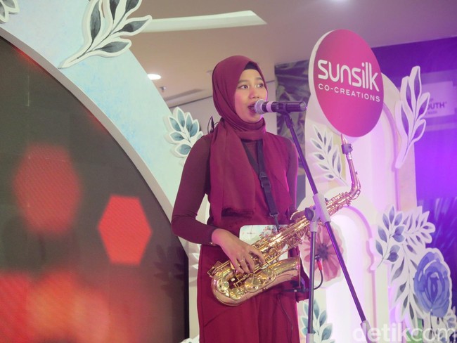 Sedangkan Tisha Tafini menyanyi sambil memainkan saksofon. Tisha pun mengaku merasa tertantang untuk menguasai alat musik yang jarang dimainkan wanita itu. Tisha pun pernah jadi pembuka band Sheila On 7 dan tampil di Prambanan Jazz. Foto: Rahmi Anjani/Wolipop