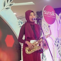 Sedangkan Tisha Tafini menyanyi sambil memainkan saksofon. Tisha pun mengaku merasa tertantang untuk menguasai alat musik yang jarang dimainkan wanita itu. Tisha pun pernah jadi pembuka band Sheila On 7 dan tampil di Prambanan Jazz. Foto: Rahmi Anjani/Wolipop