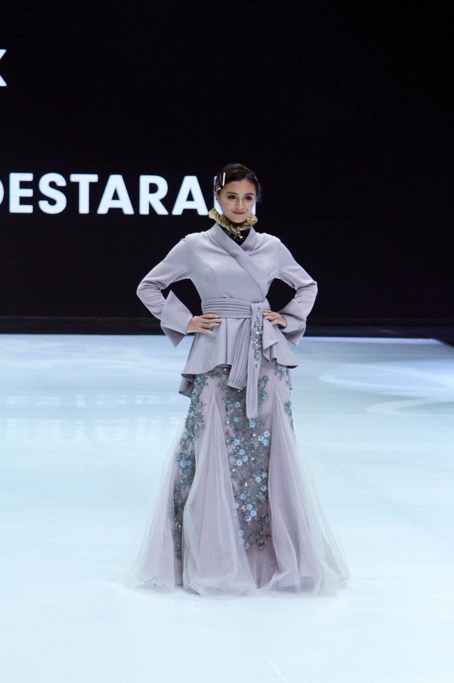 Si Cantik Amanda Rawles juga didaulat menjadi muse untuk desainer Malik Moestaram. Wanita yang juga digandeng menjadi brand ambassador Wardah ini tampil cantik memakai busana terinspirasi dari Anggrek. Foto: Muhammad Abduh/Wolipop