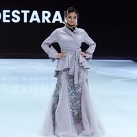 Si Cantik Amanda Rawles juga didaulat menjadi muse untuk desainer Malik Moestaram. Wanita yang juga digandeng menjadi brand ambassador Wardah ini tampil cantik memakai busana terinspirasi dari Anggrek. Foto: Muhammad Abduh/Wolipop