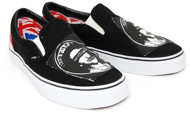 Di tahun yang sama, hadir pula Vans edisi Sex Pistols. Sudah bisa ditebak, sneakers Vans tersebut dihiasi potret album God Save the Queen yang kontroversial itu. (Foto: Ist.)