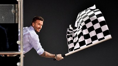 Pesona Beckham Saat Jadi Pengibar Bendera Finis di F1 GP Bahrain