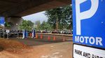 Parkir MRT Lebak Bulus Mulai Ramai Diisi Kendaraan