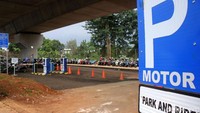 Hal itu dapat dilihat dari banyaknya motor yang terparkir di lahan parkir kendaraan untuk para pengguna MRT di kawasan Lebak Bulus, Jakarta, Senin (1/4/2019).
