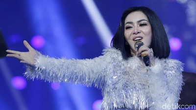 Senyum Bahagia Syahrini saat Kembali di Atas Panggung Usai Menikah