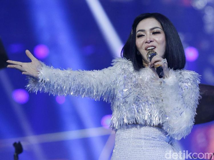 Senyum Bahagia Syahrini saat Kembali di Atas Panggung Usai Menikah