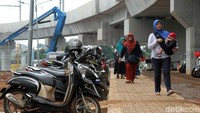 Jarak dari Park and Ride menuju Stasiun MRT kurang lebih 200 meter. Juga tersedia mushola, dan conblock untuk pejalan kaki.