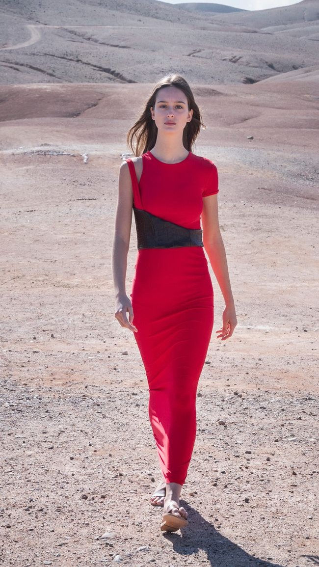 Didit Hediprasetyo masih tetap konsisten dengan gaya desain yang edgy pada koleksi busana terbarunya. Pada 2018, Didit pun merilis koleksi bersiluet feminin dengan detail edgy yang dirilis di Paris Fashion Week. Inilah salah satu karya spring/summer 2019 Didit. Long dress merah dengan detail belt kulit asimetris. Edgy namun tetap memiliki siluet feminin. Foto: Dok. Didit Hediprasetyo