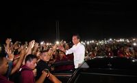 Tiba-tiba Rombongan Jokowi Dicegat di Tengah Jalan, Ada Apa?