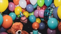 Lewat akun Instagram sang pengawal, yang bernama Kevin. Ia sering membagikan momen-momen lucu sekaligus menghibur, saat bersama Ed. Ini posenya saat merayakan ulang tahun, lengkap dengan Ed di belakangnya. Foto: Instagram @securitykev