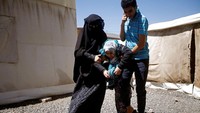 Bahkan sejumlah dokter belum mendapat penghasilan ditambah dengan persediaan medis yang terus berkurang membuat keadaan kian memburuk. REUTERS/Mohamed al-Sayaghi.