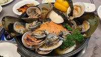 Pria berusia 36 tahun ini ternyata sangat menggemari seafood. Dalam menu makannya kali ini terlihat ada kerang hingga udang serta kepiting yang direbus dengan cocolan saus. Foto: Instagram@shin_sung_rok