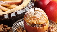 Berawal dari koki rumahan yang sedang mengalami depresi, karena ekonomi yang sangat terbatas dan makanan sangat langka. Maka disitulah awal ia membuat apel yang dipanggang. Kemudian Baked Apple menjadi dessert yang digemari. Baked apple sudah ada sejak tahun 1930. Foto: Istimewa