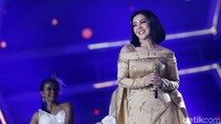 Syahrini kembali tampil di atas panggung usai menikah dengan Reino Barack. Foto: Palevi S/detikFoto