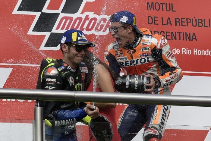 Winner Hondas Spanish biker Marc Marquez (R) and runner-up Yamahas Italian Valentino Rossi celebrate on the podium of the MotoGP Argentina Grand Prix at the Termas de Rio Hondo circuit in Santiago del Estero, Argentina, on March 31, 2019. (Photo by Juan MABROMATA / AFP)
