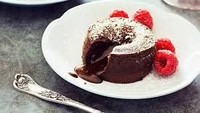 Lava Cake dikenal memiliki coklat yang meleleh ditengahnya. Kue ini mudah ditemukan di restoran mewah di New York hingga Disney World dan sudah ada sejak tahun 1990-an. Foto: Istimewa