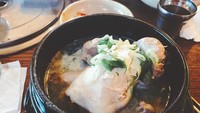 Sup ayam yang hangat jadi salah satu makanan kesukaan pria tampan ini kalau tubuh sedang kurang fit. Foto: Instagram@juanxkui