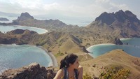 Pulau Padar yang masuk dalam kawasan Taman Nasional Komodo juga pernah didatanginya. Berfoto di atas puncak Pulau Padar, jadi hal wajib saat datang ke sana (Instagram/maudyayunda)