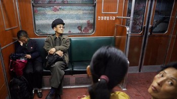 Bagi pelancong yang ingin merasakan MRT di Korut, hanya diizinkan untuk pergi ke stasiun tertentu. Itupun harus ditemain oleh pemandu. (Foto: Reuters)