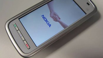 Foto orang bergandengan tangan khas Nokia jadi penyambut begitu user menyalakan layar. Foto: phonescoop