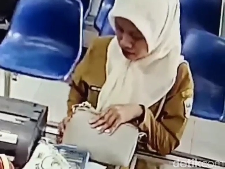 Ibu Berseragam PNS Terekam CCTV Curi Ponsel di Garut Ibu Berseragam PNS Terekam CCTV Curi Ponsel di Garut