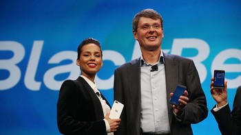 Tampak penyanyi Alicia Keys turut diundang memeriahkan peluncuran tersebut. Thorsten yakin kedatangan BlackBerry 10 akan membangkitkan mereka. Saya merasa positif bahwa pada saat Blackerry 10 kami luncurkan, kami akan kembali menjadi pemain yang sangat kuat, yakinnya pada saat itu. Foto: Getty Images