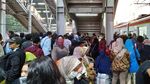Penumpukan Penumpang KRL di Stasiun Cakung Akibat Gangguan
