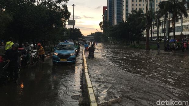 Genangan air juga ditemukan di DI Panjaitan ruas Cawang-Rawamangun, tepatnya setelah underpass Cawang